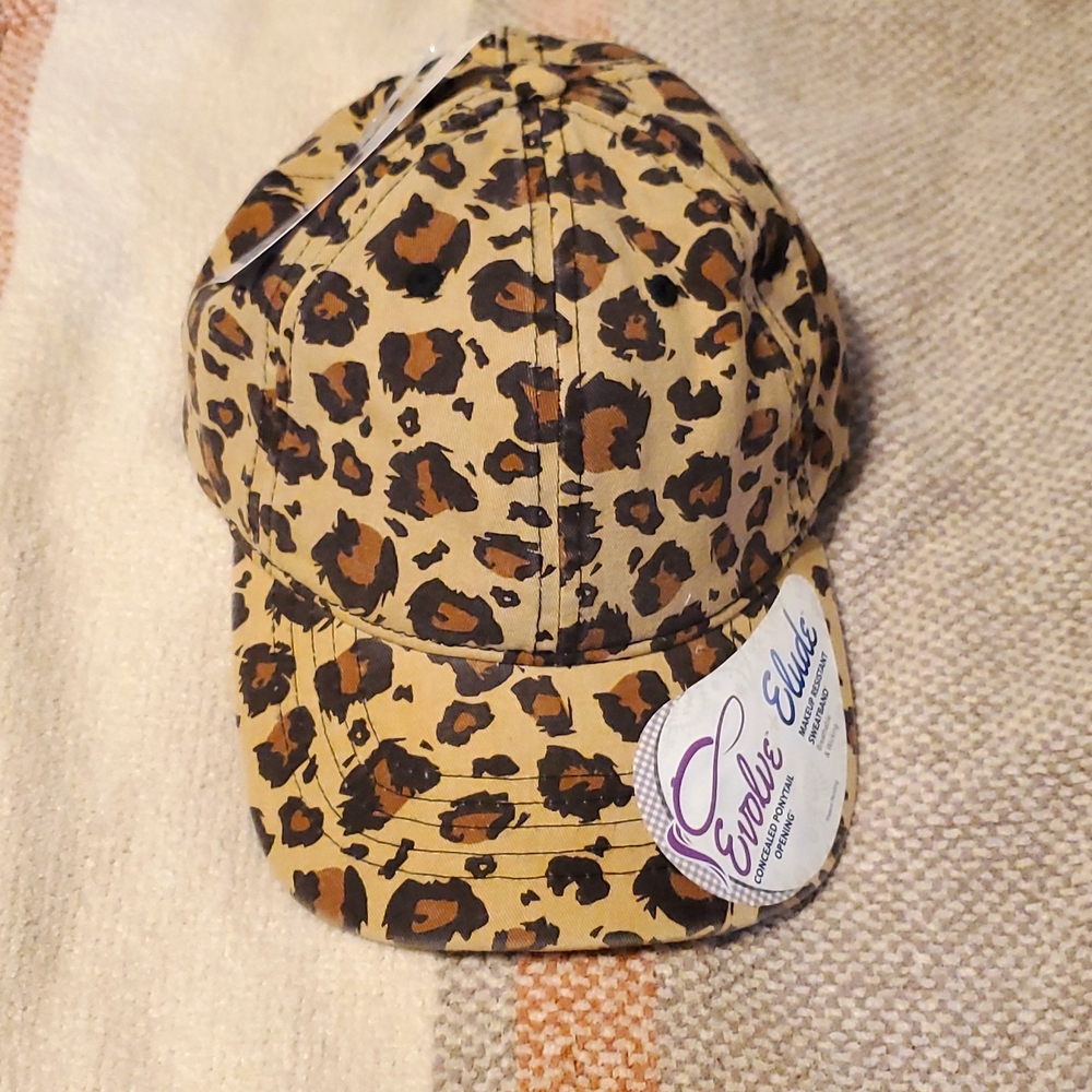 NWT Women's Hat (Lepoard Print)